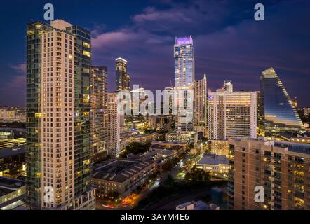 Ein Blick aus der Vogelperspektive auf die Innenstadt von Austin, Texas, mit Blick nach Osten entlang der 3rd Street in der Abenddämmerung am 3. Dezember 2023. Stockfoto