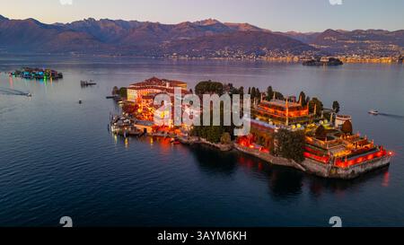 Sonnenuntergang Panorama der Isola Bella und Isola dei Pescatori am Lago Maggiore, Italien. BILD Stockfoto