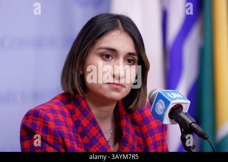 New York, USA. 22. April 2025, NY, USA: NEW YORK, NEW YORK - 22. APRIL 2025: Laura Camila Sarabia Torres, Ministerin für auswärtige Angelegenheiten Kolumbiens, spricht vor der Sitzung des Sicherheitsrats über die Verifikationsmission der Vereinten Nationen in Kolumbien (UNVMC). Im Mittelpunkt der Tagung standen die laufende Umsetzung des kolumbianischen Friedensabkommens und die Wiedereingliederungsbemühungen. Im Anschluss an ihre Ausführungen hielt Ministerin Laura Camila Sarabia Torres vor ihrem geplanten Treffen mit dem Generalsekretär der Vereinten Nationen Antonio Guterres für eine Pressekonferenz inne. Quelle: ZUMA Press, Inc./Alamy Live News Stockfoto