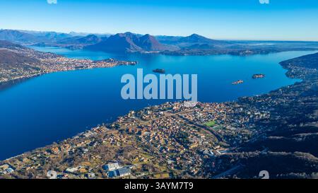 Panoramablick auf den Lago Maggiore in Italien. BILD Stockfoto