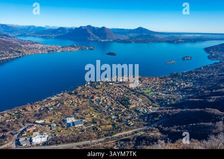 Panoramablick auf den Lago Maggiore in Italien. BILD Stockfoto