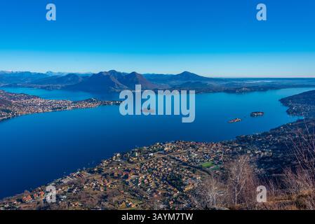 Panoramablick auf den Lago Maggiore in Italien. BILD Stockfoto