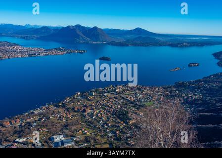 Panoramablick auf den Lago Maggiore in Italien. BILD Stockfoto