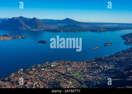 Panoramablick auf den Lago Maggiore in Italien. BILD Stockfoto