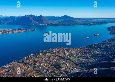 Panoramablick auf den Lago Maggiore in Italien. BILD Stockfoto
