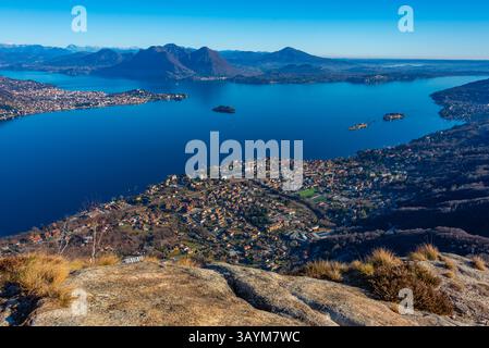 Panoramablick auf den Lago Maggiore in Italien. BILD Stockfoto