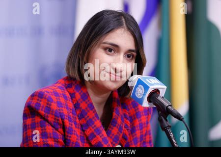 New York, USA. 22. April 2025, NY, USA: NEW YORK, NEW YORK - 22. APRIL 2025: Laura Camila Sarabia Torres, Ministerin für auswärtige Angelegenheiten Kolumbiens, spricht vor der Sitzung des Sicherheitsrats über die Verifikationsmission der Vereinten Nationen in Kolumbien (UNVMC). Im Mittelpunkt der Tagung standen die laufende Umsetzung des kolumbianischen Friedensabkommens und die Wiedereingliederungsbemühungen. Im Anschluss an ihre Ausführungen hielt Ministerin Laura Camila Sarabia Torres vor ihrem geplanten Treffen mit dem Generalsekretär der Vereinten Nationen Antonio Guterres für eine Pressekonferenz inne. Quelle: ZUMA Press, Inc./Alamy Live News Stockfoto