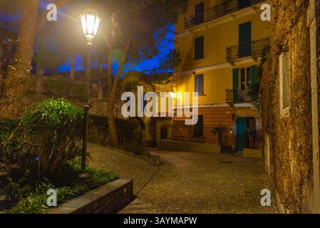 Nachtansicht auf eine enge Straße in der italienischen Stadt Varenna. BILD Stockfoto