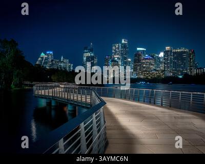 Ein nächtlicher Blick auf die Skyline von Austin, Texas, vom Lady Bird Lake Boardwalk am östlichen Ende der Innenstadt. Stockfoto