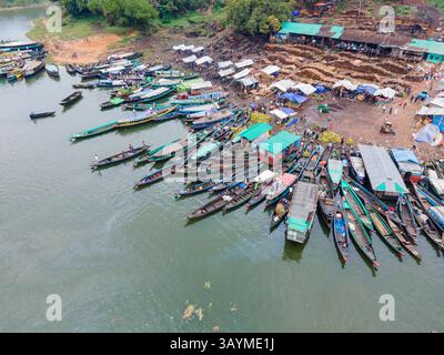 Farbenfrohe Obst- und Gemüseboote auf dem schwimmenden Markt Samata Ghat, Banorupa, Rangamati Stockfoto
