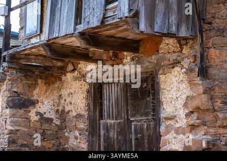 Spanien, Riego de Ambros Village, Castilla y Leon, auf dem Jakobsweg. Tür und Balkon in einem alten Haus. Stockfoto