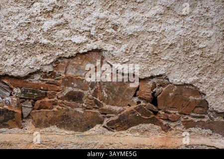 Spanien, Riego de Ambros Village, Castilla y Leon, auf dem Jakobsweg. Hausbautechnik: Stuck auf Stein. Stockfoto
