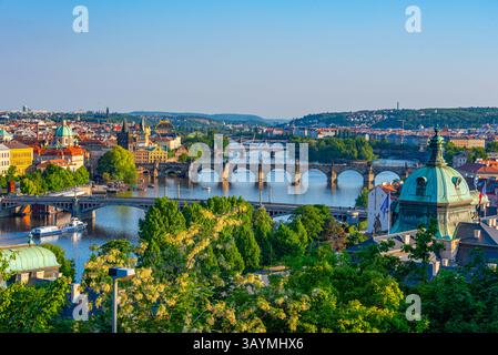 Die Moldau ist hinter der Akademie Straka aus Letna in Prag, Tschechien, zu sehen. BILD Stockfoto
