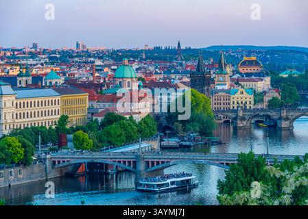 Blick auf die Karlsbrücke und das Nationaltheater in Prag, Tschechische republik. BILD Stockfoto