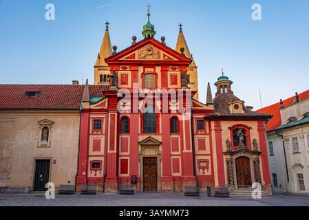 Blick auf den Sonnenuntergang des St. Georges Kloster auf der Prager Burg, Tschechische republik. BILD Stockfoto