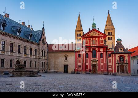 Blick auf den Sonnenuntergang des St. Georges Kloster auf der Prager Burg, Tschechische republik. BILD Stockfoto
