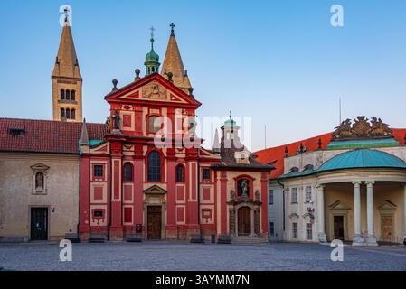 Blick auf den Sonnenuntergang des St. Georges Kloster auf der Prager Burg, Tschechische republik. BILD Stockfoto