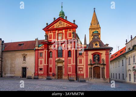 Blick auf den Sonnenuntergang des St. Georges Kloster auf der Prager Burg, Tschechische republik. BILD Stockfoto