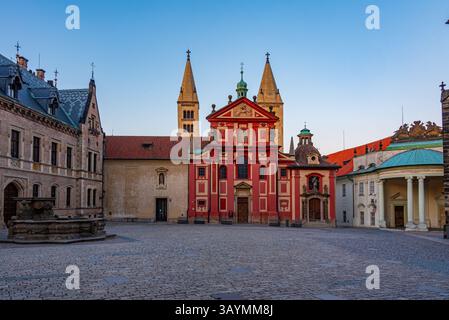 Blick auf den Sonnenuntergang des St. Georges Kloster auf der Prager Burg, Tschechische republik. BILD Stockfoto