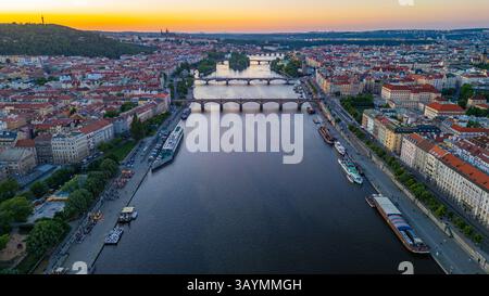 Blick auf die Brücken an der Moldau in Prag, Tschechische republik. BILD Stockfoto
