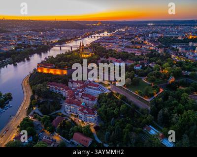 Blick auf den Sonnenuntergang von Vysehrad in Prag, Tschechische republik. BILD Stockfoto