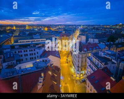 Nachtansicht auf Prag vom neuen Rathaus, Tschechien. BILD Stockfoto