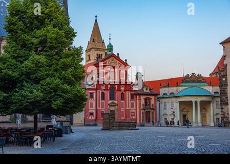 Blick auf den Sonnenuntergang des St. Georges Kloster auf der Prager Burg, Tschechische republik. BILD Stockfoto