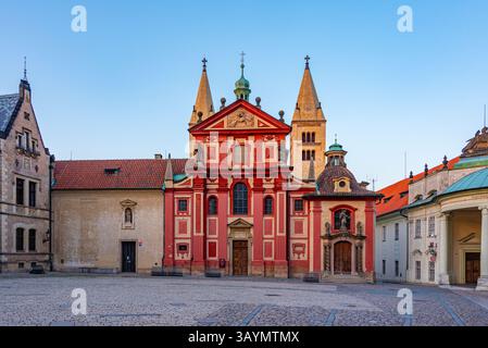 Blick auf den Sonnenuntergang des St. Georges Kloster auf der Prager Burg, Tschechische republik. BILD Stockfoto