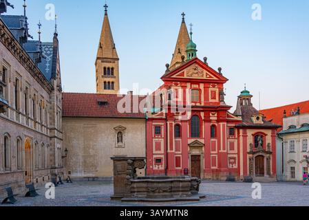 Blick auf den Sonnenuntergang des St. Georges Kloster auf der Prager Burg, Tschechische republik. BILD Stockfoto