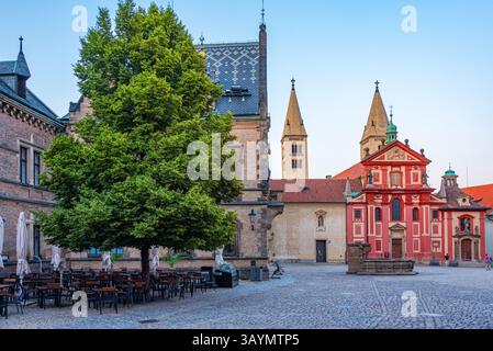 Blick auf den Sonnenuntergang des St. Georges Kloster auf der Prager Burg, Tschechische republik. BILD Stockfoto