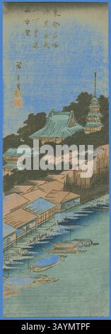 Eine ruhige Flusslandschaft bietet traditionelle Architektur und Boote mit einer Pagode, die über üppigen Bäumen ragt. Das ruhige Wasser spiegelt die Schönheit der Landschaft wider, während feine Pinselarbeiten die komplizierten Details der Strukturen veranschaulichen. Regen an der Azuma-Brücke unter dem Kinryuzan-Tempel in Asakusa (Asakusa Kinryuzan shita Azuma Bashi uchu bo), aus der Serie Famous Views of the Eastern Capital (Toto meisho), ca. 1835/38, Utagawa Hiroshige 歌川 広重, Japanisch, 1797-1858, Japan, Farbholzdruck, chu-tanzaku, 37,2 x 12,5 cm (14 5/8 x 4 15/16 Zoll) Klassische Kunst mit einem modernen Touch, neu gestaltet von Stockfoto
