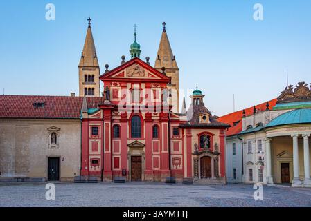 Blick auf den Sonnenuntergang des St. Georges Kloster auf der Prager Burg, Tschechische republik. BILD Stockfoto