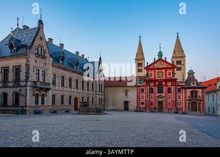Blick auf den Sonnenuntergang des St. Georges Kloster auf der Prager Burg, Tschechische republik. BILD Stockfoto