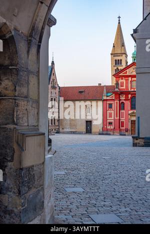 Blick auf den Sonnenuntergang des St. Georges Kloster auf der Prager Burg, Tschechische republik. BILD Stockfoto