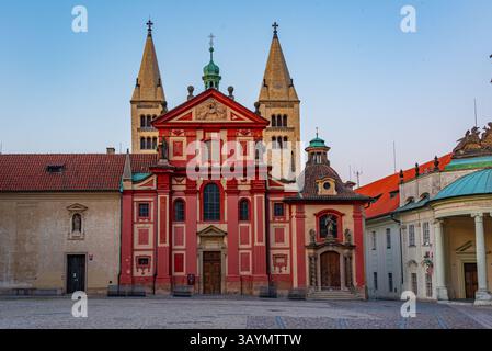 Blick auf den Sonnenuntergang des St. Georges Kloster auf der Prager Burg, Tschechische republik. BILD Stockfoto