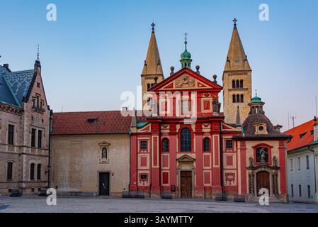 Blick auf den Sonnenuntergang des St. Georges Kloster auf der Prager Burg, Tschechische republik. BILD Stockfoto