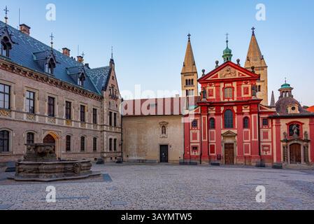Blick auf den Sonnenuntergang des St. Georges Kloster auf der Prager Burg, Tschechische republik. BILD Stockfoto