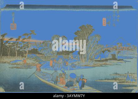 Eine ruhige Flussszene zeigt eine Gruppe von Figuren, die sich in gemächlichen Aktivitäten engagieren, mit einer Holzbrücke, die einen ruhigen Wasserweg überquert. Üppige Bäume säumen die Landschaft, während traditionelle Gebäude im Hintergrund stehen. Majestätische Berge erheben sich in der Ferne und verleihen der ruhigen Umgebung einen Hauch von natürlicher Pracht. Kawasaki: Die Rokugo-Fähre (Kawasaki, Rokugo watashibune), aus der Serie 53 Stationen des Tokaido (Tokaido gojusan tsugi no uchi), auch bekannt als Hoeido Tokaido, ca. 1833/34, Utagawa Hiroshige 歌川 広重, Japanisch, 1797-1858, Japan, Farbholzdruck, oban, 24,2 x 36 cm ( Stockfoto