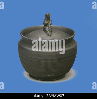 Ein wunderschön gefertigter Keramiktopf mit komplizierten strukturierten Mustern und einer zart geformten Figur auf dem Deckel, die ein Gefühl von Kunstfertigkeit und kultureller Bedeutung ausstrahlt. Die glatten Kurven des Topfes stehen im Kontrast zum detaillierten Design und zeigen Meisterschaft in der Töpferei. Sugar Bowl, 1810/20, Hackwood, Dimmock & Co., Englisch 1807-1827, Hanley, Steinzeug (Basalware), H 11,4 cm (4 1/2 Zoll) Klassische Kunst mit modernem Touch, neu interpretiert von Artotop Stockfoto