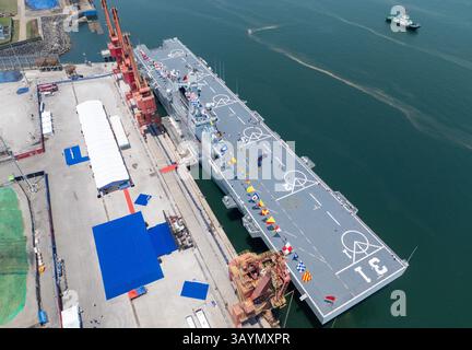 Chengmai, China, 22. April 2025. Luftaufnahme des amphibischen Sturmschiffs Hainan, das am 22. April 2025 im Bezirk Chengmai in der chinesischen Provinz Hainan im Hafen von Macun vor Anker lag. Kriegsschiffe, darunter ein amphibisches Angriffsschiff vom Typ 075, in Vorbereitung auf Open-House-Veranstaltungen zur Feier des bevorstehenden Gründungsjubiläums der chinesischen Volksbefreiungsarmee (PLA), kamen am Montag in chinesischen Küstenstädten an. Quelle: Luo Yunfei/China News Service/Alamy Live News Stockfoto