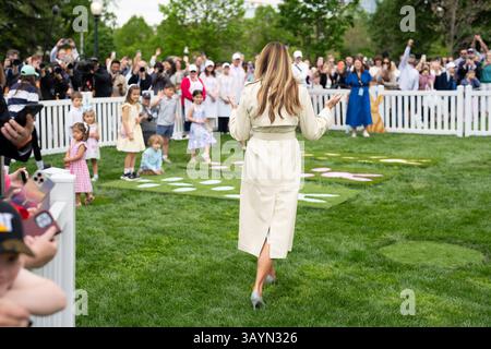 First Lady Melania Trump besucht die Hop Scotch-Aktivität am Montag, 21. April 2025, auf dem South Lawn. (Offizielles Foto des Weißen Hauses von Andrea Hanks) Stockfoto