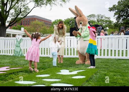 First Lady Melania Trump besucht die Hop Scotch-Aktivität am Montag, 21. April 2025, auf dem South Lawn. (Offizielles Foto des Weißen Hauses von Andrea Hanks) Stockfoto