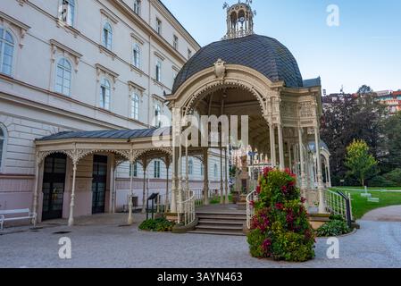 Blick auf den Park Colonnade bei Sonnenaufgang in Karlsbad, Tschechische republik. BILD Stockfoto
