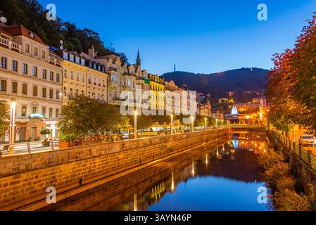 Nächtlicher Blick auf farbenfrohe Häuser, die sich auf dem Fluss Tepla in Karlsbad, Tschechische republik spiegeln. BILD Stockfoto