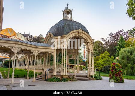 Blick auf den Park Colonnade bei Sonnenaufgang in Karlsbad, Tschechische republik. BILD Stockfoto