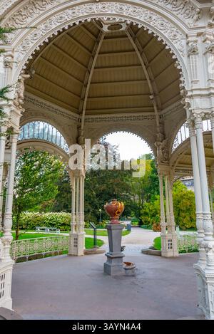 Blick auf den Park Colonnade bei Sonnenaufgang in Karlsbad, Tschechische republik. BILD Stockfoto