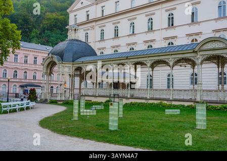 Blick auf den Park Colonnade bei Sonnenaufgang in Karlsbad, Tschechische republik. BILD Stockfoto