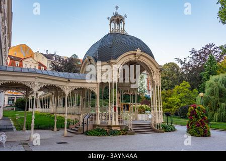 Blick auf den Park Colonnade bei Sonnenaufgang in Karlsbad, Tschechische republik. BILD Stockfoto