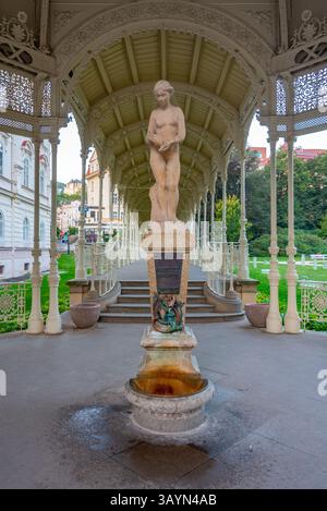 Blick auf den Park Colonnade bei Sonnenaufgang in Karlsbad, Tschechische republik. BILD Stockfoto