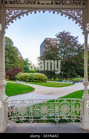 Blick auf den Park Colonnade bei Sonnenaufgang in Karlsbad, Tschechische republik. BILD Stockfoto